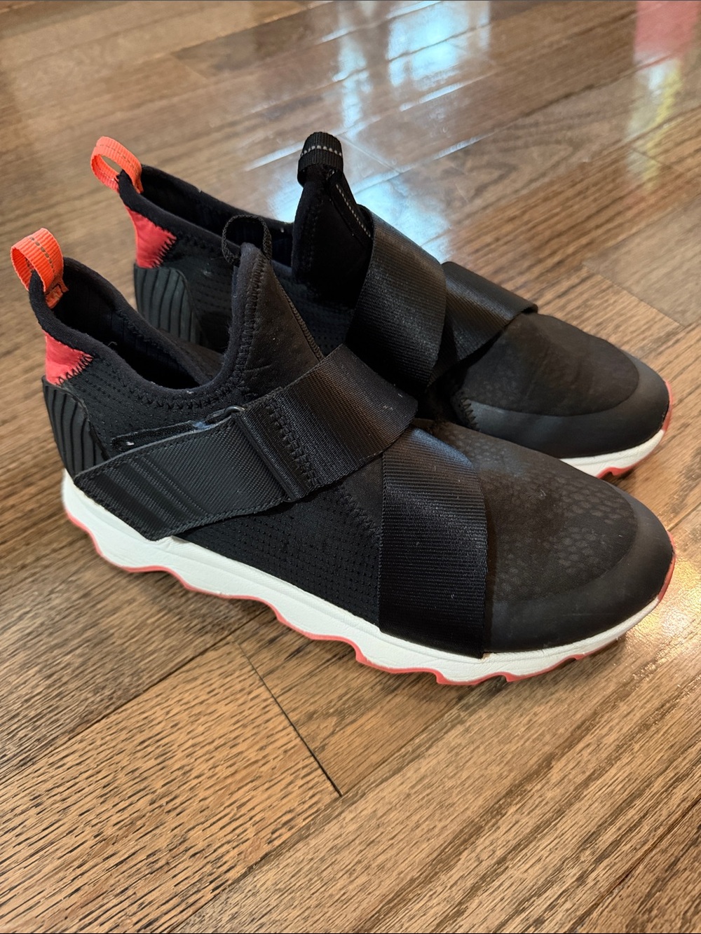 Sorel Kinetic Black Slip-On Sport Sneakers with Black/Coral Accent size 8